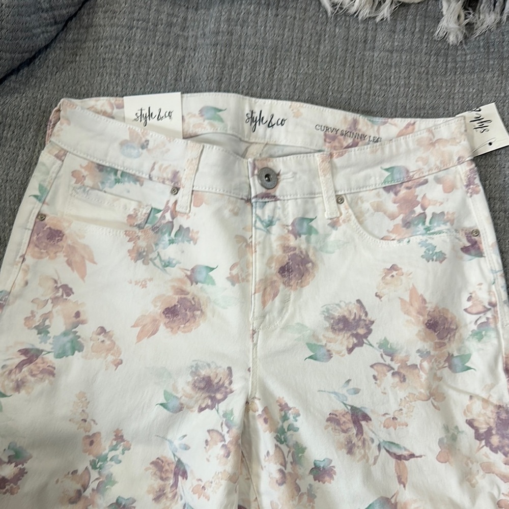 Style & Co. Women's Floral Jeans - Cream Curvy Fit